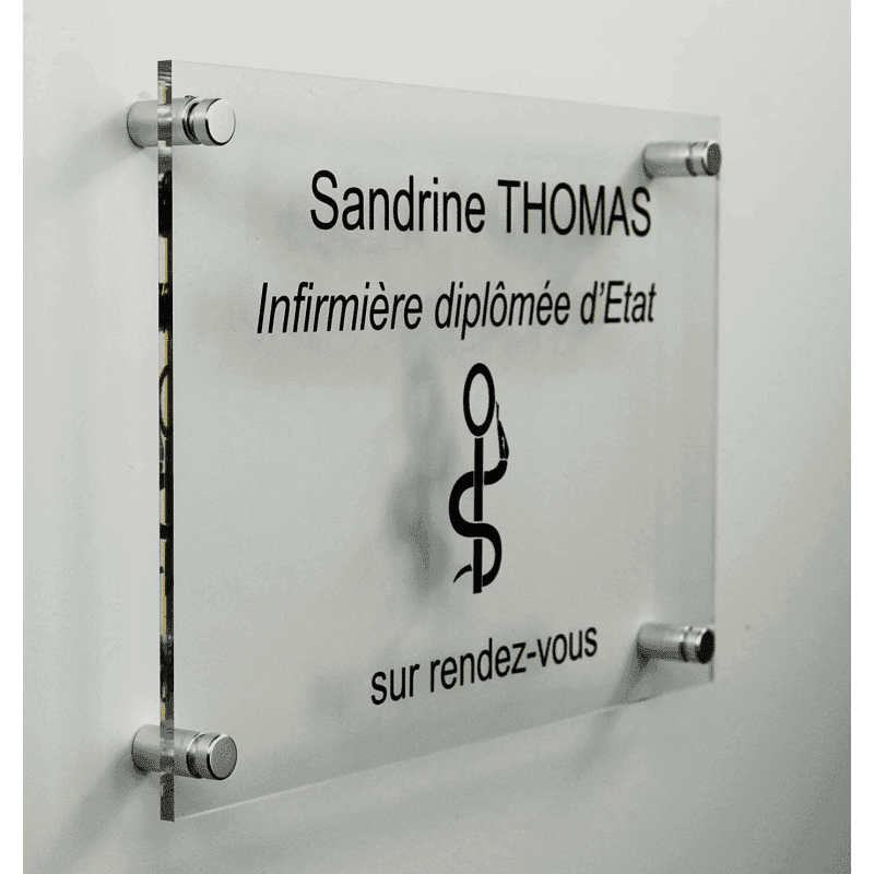 Plaque avec fixation par entretoises
